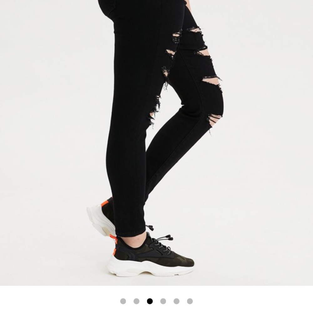 AMERICAN EAGLE BLACK RIPPED JEANS 👖🍒🤩